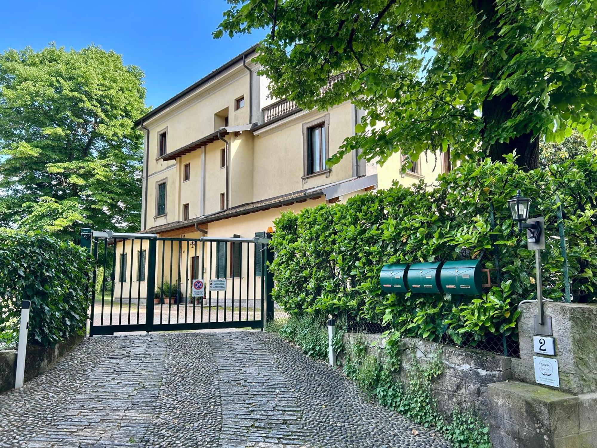 Ferienwohnung Terrazza Mirabella Gavirate Exterior foto